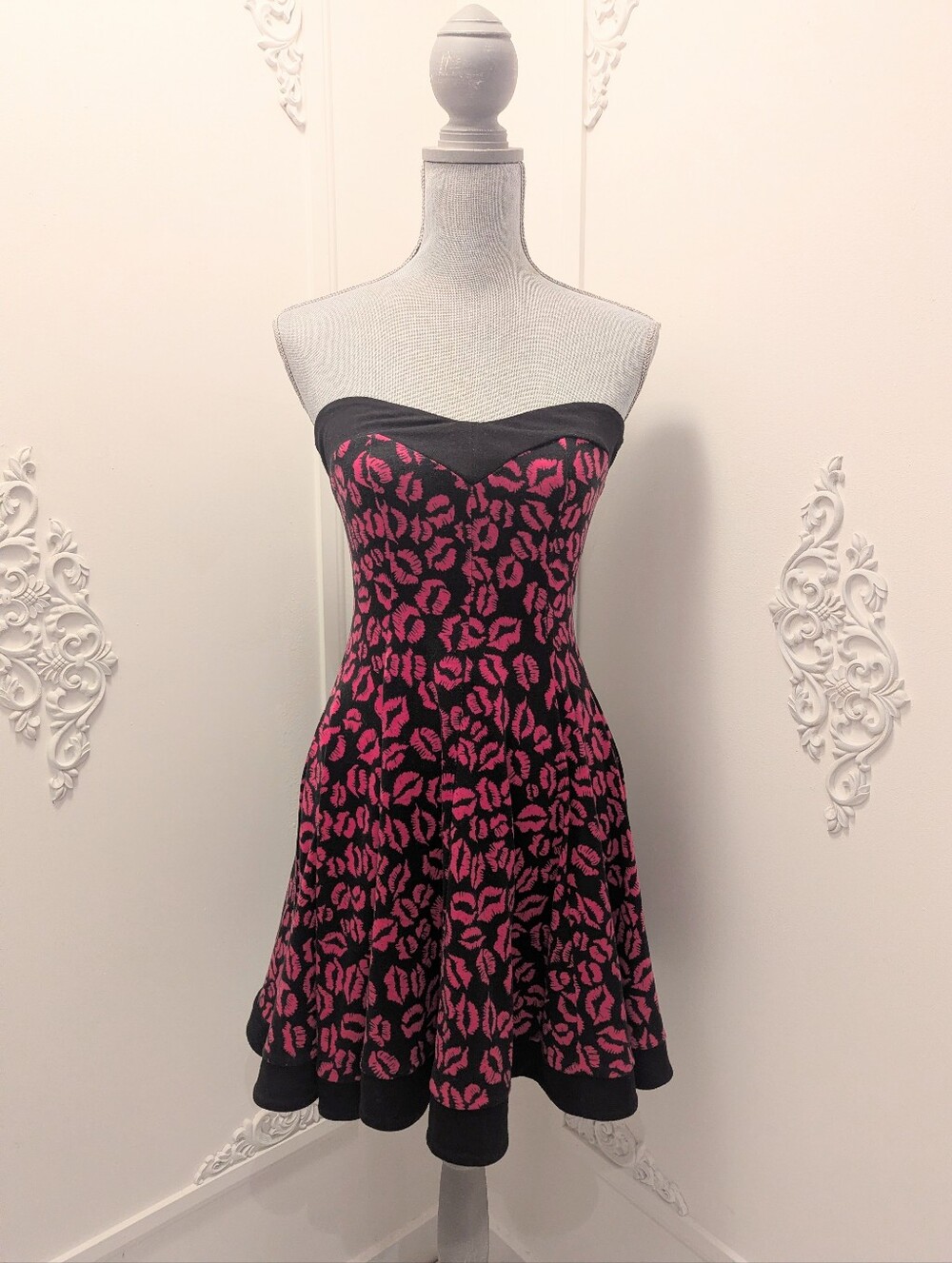 Hot Topic Black & Fuchsia Strapless Lip-Print Skater Dress